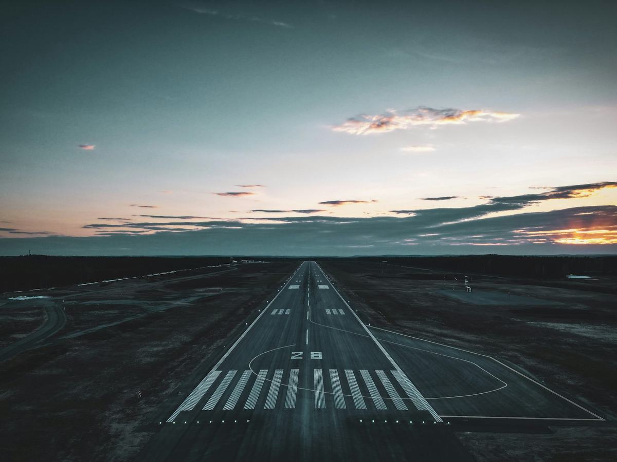Terminal aérea, torre de control y avión en despegue