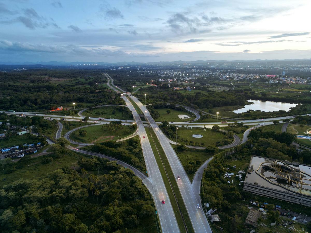 Viaducto elevado con tráfico al atardecer